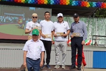 Шахматны чит төбәкләрдән килүчеләр уйнады һәм җиңде