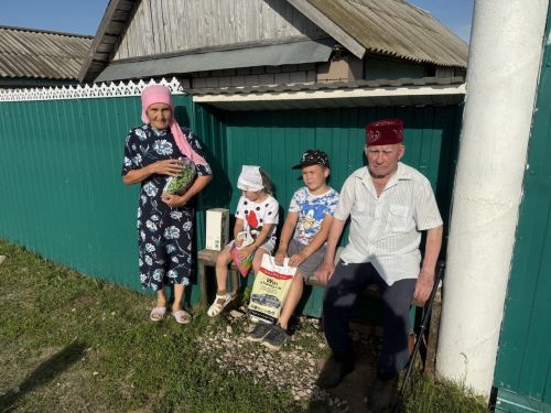 Алан Елга авылында бирнә җыючыларны бизәлгән автомобильләр озата барды