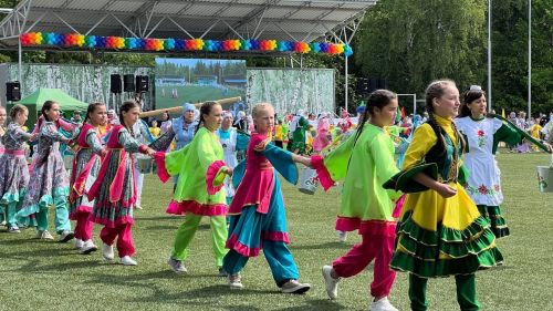 Саба Сабантуенда төп мәйданнан читтә төрле ярышлар үтте, балалар өчен аттракционнар, мастер-класслар эшләде