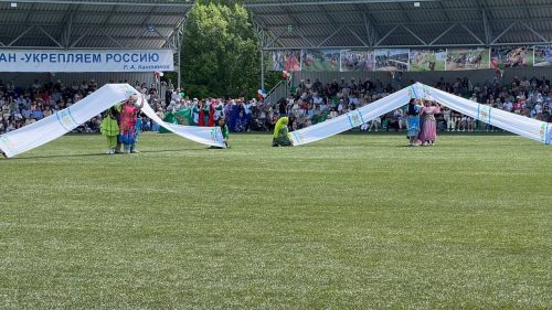 Саба Сабантуенда төп мәйданнан читтә төрле ярышлар үтте, балалар өчен аттракционнар, мастер-класслар эшләде