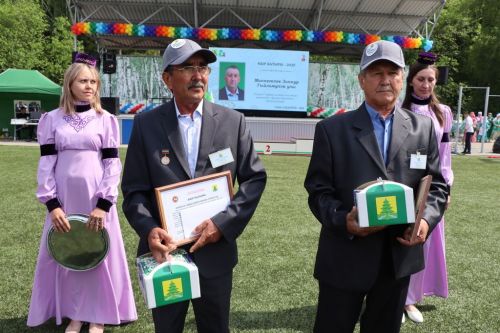 Республикабызның дәүләт һәм район  башлыгы  бүләкләренә лаек булучыларны, «Үз һөнәренең остасы» исеме  алучыларны хөрмәтләү  (фоторепортаж)