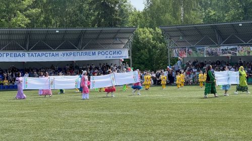 Саба Сабантуенда төп мәйданнан читтә төрле ярышлар үтте, балалар өчен аттракционнар, мастер-класслар эшләде