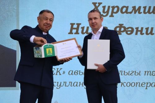 Республикабызның дәүләт һәм район  башлыгы  бүләкләренә лаек булучыларны, «Үз һөнәренең остасы» исеме  алучыларны хөрмәтләү  (фоторепортаж)