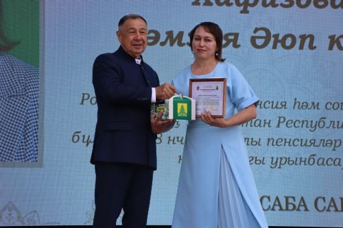 Республикабызның дәүләт һәм район  башлыгы  бүләкләренә лаек булучыларны, «Үз һөнәренең остасы» исеме  алучыларны хөрмәтләү  (фоторепортаж)