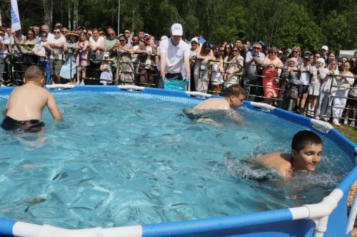 Күлдә балык  йөзәдер,  күп тотканнар җиңәдер
