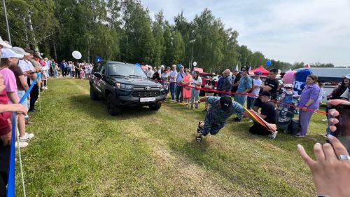 Саба Сабантуенда төп мәйданнан читтә төрле ярышлар үтте, балалар өчен аттракционнар, мастер-класслар эшләде