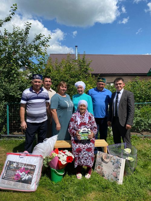 Эзмә авылында яшәүче Рафия Мәүлетованы 90 яшьлек юбилее белән котладылар