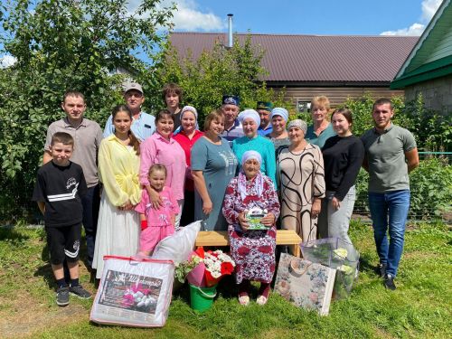 Эзмә авылында яшәүче Рафия Мәүлетованы 90 яшьлек юбилее белән котладылар