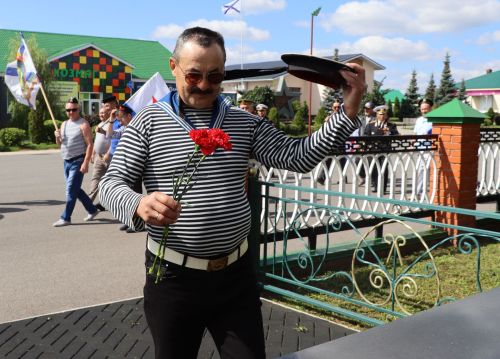 Сабада   диңгезчеләр маршы...