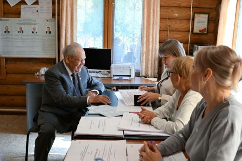 Минтимер Шәймиев Татарстан Республикасы Рәисен сайлауда катнашты