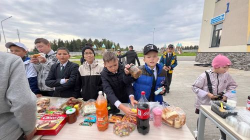 Бүген Саба урта мәктәбендә «Йөрәктән-йөрәккә» дип исемләнгән хәйрия ярминкәсе үтте