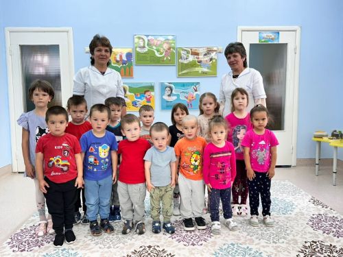 Игезәк тәрбиячеләр Раилә һәм Равия: «Гомер буе янәшә эшләп, бергә яшәп, бер җан булып беткәнбез»