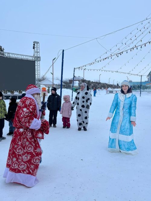 Үзәк мәйданда Мамалай һәм Бигәнәй авыллары мәдәният хезмәткәрләре  балалар өчен күңелле ял тамашасы  һәм кызыклы уеннар бүләк иттеләр