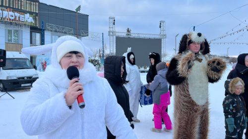 Бүген Сабаның Үзәк Чыршысы янында балалар өчен уеннарны Тимершык авыл җирлегенә кергән мәдәният йорты хезмәткәрләре оештырды (+видео)