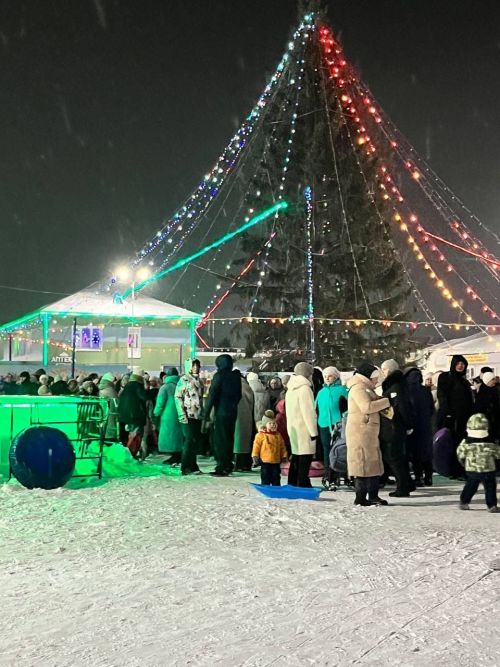 Сабада Төп чыршы янындагы мәйданны бүген салым инспекциясе хезмәткәрләре «кыздырды»