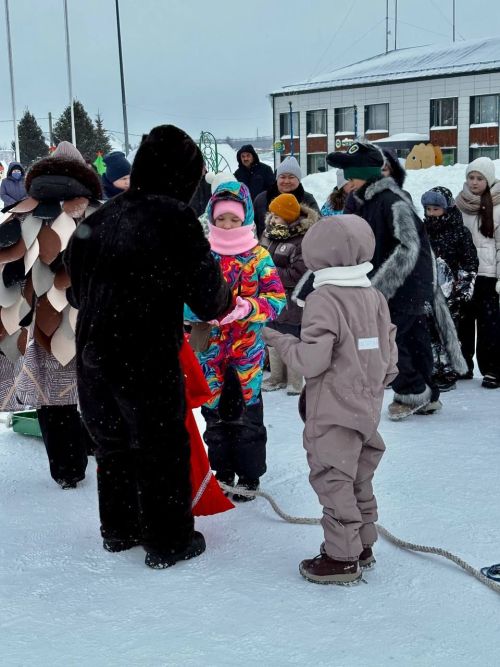 Агач атларда узыштылар, чанага утырып аркан тарттылар һәм башкалар....