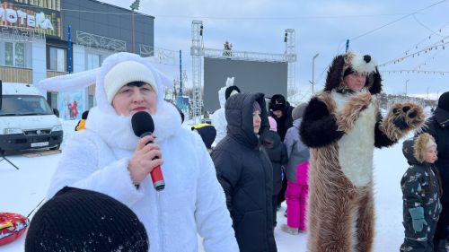 Бүген Сабаның Үзәк Чыршысы янында балалар өчен уеннарны Тимершык авыл җирлегенә кергән мәдәният йорты хезмәткәрләре оештырды (+видео)