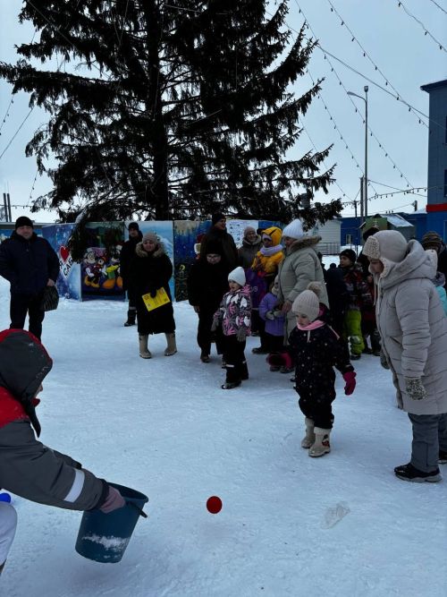 Агач атларда узыштылар, чанага утырып аркан тарттылар һәм башкалар....