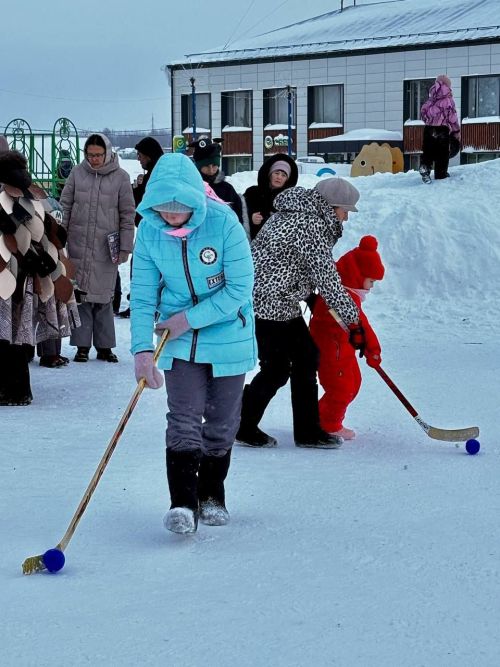 Агач атларда узыштылар, чанага утырып аркан тарттылар һәм башкалар....