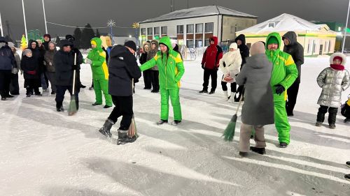 Чыршы янында Кыш бабай, уеннар, ламбада һәм һәр катнашучыга бүләк (+видео)