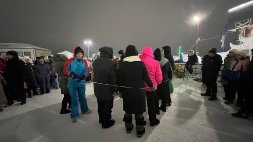Чыршы янында Кыш бабай, уеннар, ламбада һәм һәр катнашучыга бүләк (+видео)