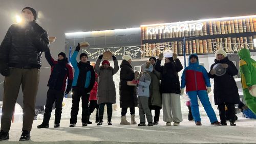 Чыршы янында Кыш бабай, уеннар, ламбада һәм һәр катнашучыга бүләк (+видео)