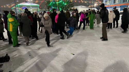 Чыршы янында Кыш бабай, уеннар, ламбада һәм һәр катнашучыга бүләк (+видео)