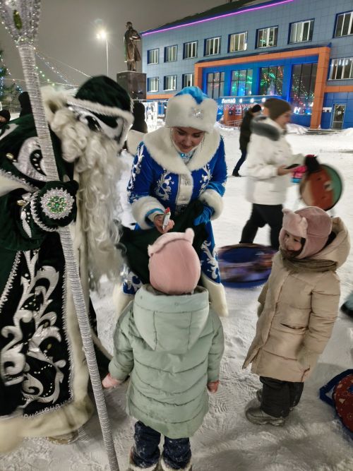 Чыршы янында Кыш бабай, уеннар, ламбада һәм һәр катнашучыга бүләк (+видео)