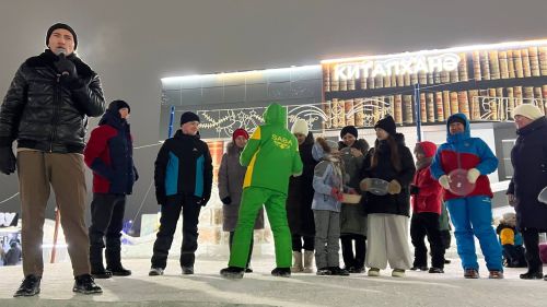 Чыршы янында Кыш бабай, уеннар, ламбада һәм һәр катнашучыга бүләк (+видео)
