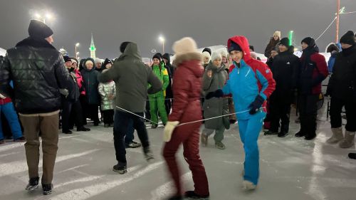 Чыршы янында Кыш бабай, уеннар, ламбада һәм һәр катнашучыга бүләк (+видео)