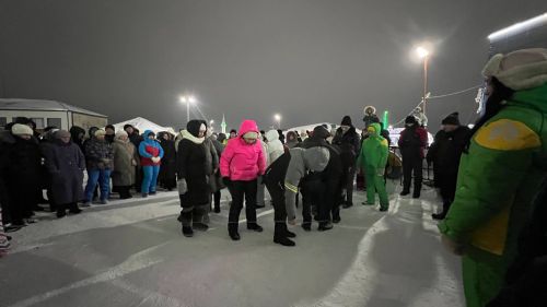 Чыршы янында Кыш бабай, уеннар, ламбада һәм һәр катнашучыга бүләк (+видео)