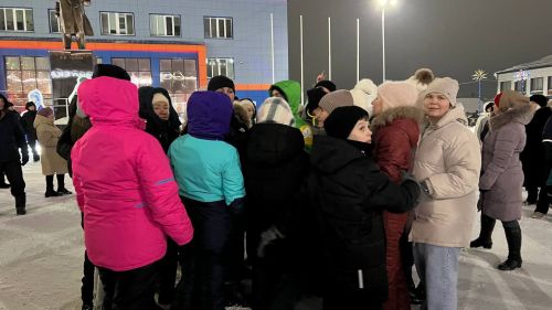 Чыршы янында Кыш бабай, уеннар, ламбада һәм һәр катнашучыга бүләк (+видео)