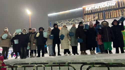 Чыршы янында Кыш бабай, уеннар, ламбада һәм һәр катнашучыга бүләк (+видео)