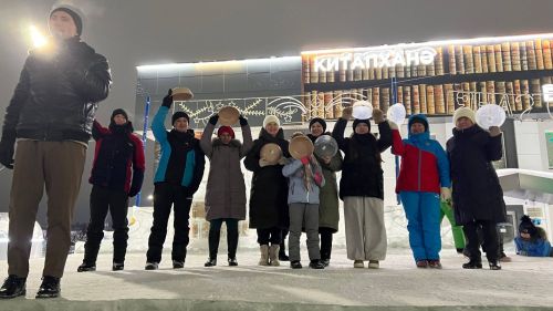 Чыршы янында Кыш бабай, уеннар, ламбада һәм һәр катнашучыга бүләк (+видео)