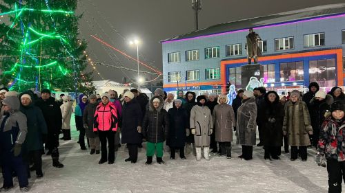 Чыршы янында Кыш бабай, уеннар, ламбада һәм һәр катнашучыга бүләк (+видео)