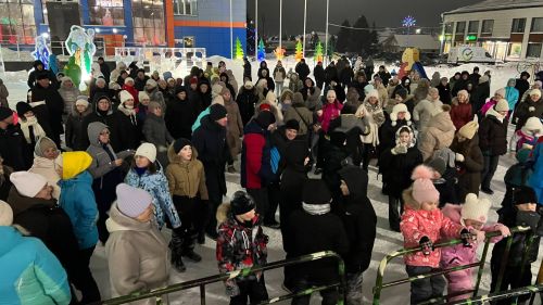 Чыршы янында Кыш бабай, уеннар, ламбада һәм һәр катнашучыга бүләк (+видео)