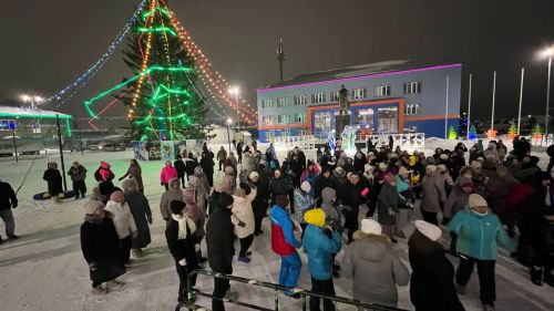 Чыршы янында Кыш бабай, уеннар, ламбада һәм һәр катнашучыга бүләк (+видео)