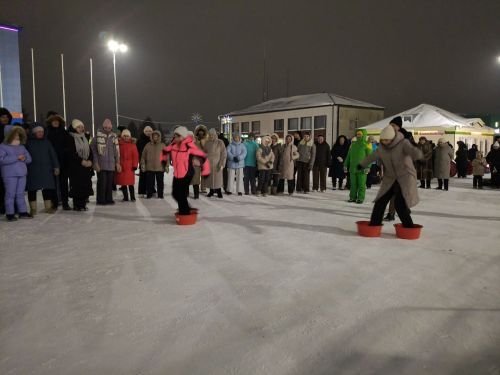 Чыршы янында Кыш бабай, уеннар, ламбада һәм һәр катнашучыга бүләк (+видео)