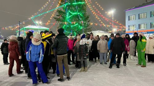 Чыршы янында Кыш бабай, уеннар, ламбада һәм һәр катнашучыга бүләк (+видео)