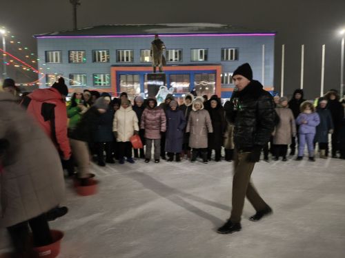 Чыршы янында Кыш бабай, уеннар, ламбада һәм һәр катнашучыга бүләк (+видео)