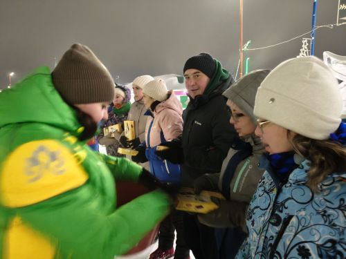 Чыршы янында Кыш бабай, уеннар, ламбада һәм һәр катнашучыга бүләк (+видео)