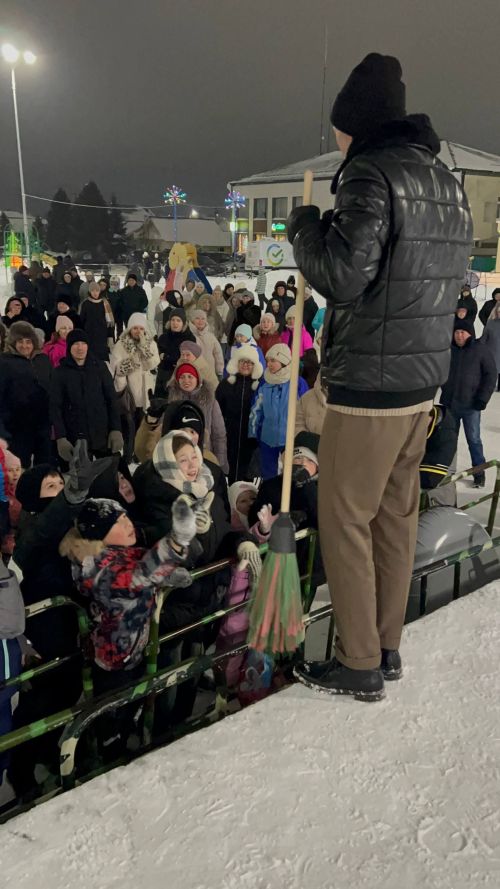Чыршы янында Кыш бабай, уеннар, ламбада һәм һәр катнашучыга бүләк (+видео)