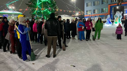 Чыршы янында Кыш бабай, уеннар, ламбада һәм һәр катнашучыга бүләк (+видео)