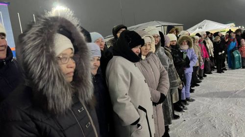 Чыршы янында Кыш бабай, уеннар, ламбада һәм һәр катнашучыга бүләк (+видео)