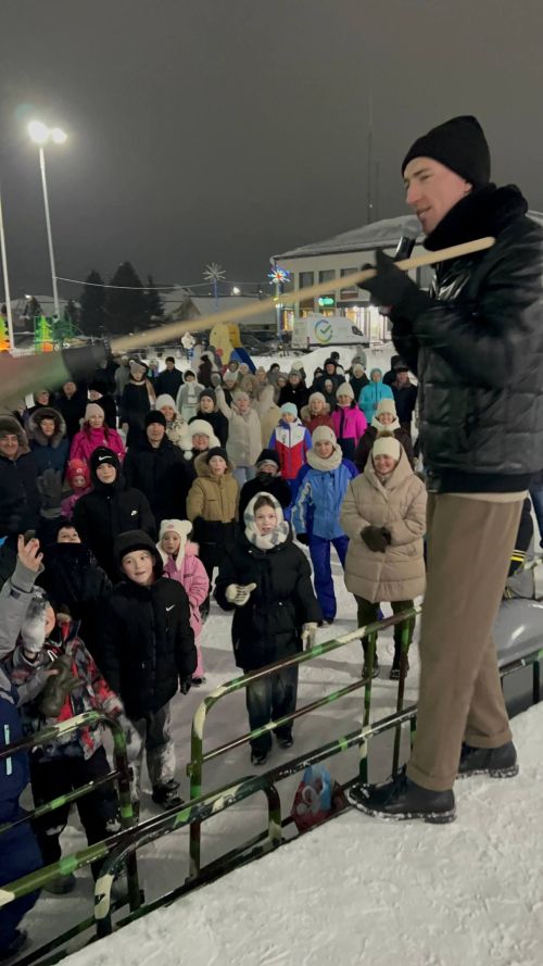 Чыршы янында Кыш бабай, уеннар, ламбада һәм һәр катнашучыга бүләк (+видео)