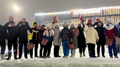 Чыршы янында Кыш бабай, уеннар, ламбада һәм һәр катнашучыга бүләк (+видео)