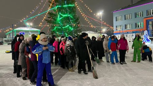 Чыршы янында Кыш бабай, уеннар, ламбада һәм һәр катнашучыга бүләк (+видео)