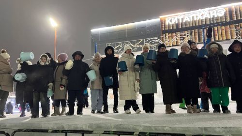 Чыршы янында Кыш бабай, уеннар, ламбада һәм һәр катнашучыга бүләк (+видео)