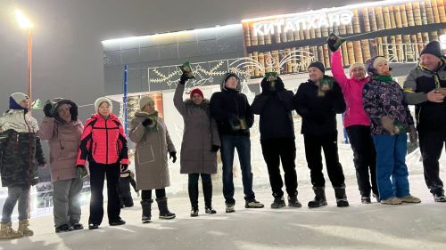 Чыршы янында Кыш бабай, уеннар, ламбада һәм һәр катнашучыга бүләк (+видео)