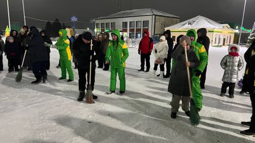 Чыршы янында Кыш бабай, уеннар, ламбада һәм һәр катнашучыга бүләк (+видео)